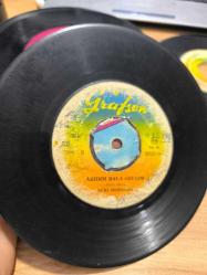 LOT.10 » SEVDİĞİMİ ALIP BENİ AĞLATTI NURİ SESİGÜZEL 45'LİK PLAK