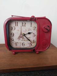 Retro Kırmızı Metal Masa Saati