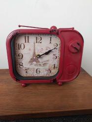 Retro Kırmızı Metal Masa Saati