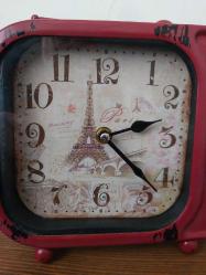 Retro Kırmızı Metal Masa Saati