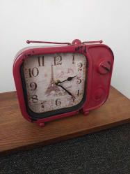 Retro Kırmızı Metal Masa Saati