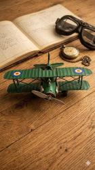 YEŞİL RENKTE METAL MODEL UÇAK