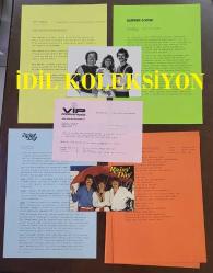 EUROVISION 1984 ŞARKI YARIŞMASI'NA KATILAN İSVİÇRE'Lİ MÜZİK GRUBU RAINY DAY'İN TÜRKİYE'YE GÖNDERDİĞİ FOTOĞRAFLI TANITIM BROŞÜRÜ SETİ - 1 ADET FOTOĞRAF, 1 ADET KARTOSTAL, 6 YAPRAK TANITIM, BİYOGRAFİ SAYFASI ve BEYAZ KLASÖR - FOTOĞRAF 17,5 x 12,5 cm EBADINDA - SAYFALAR  29 x 21 cm  RENKLİ BASIM - KARTPOSTAL 14,5 x 10,5 cm - A SET OF PHOTO BROCHURES SENT TO TURKEY BY THE SWISS MUSIC GROUP RAİNY DAY, WHO PARTICIPATED IN THE EUROVISION SONG CONTEST 1984.