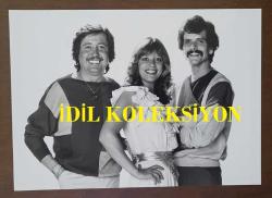 EUROVISION 1984 ŞARKI YARIŞMASI'NA KATILAN İSVİÇRE'Lİ MÜZİK GRUBU RAINY DAY'İN TÜRKİYE'YE GÖNDERDİĞİ FOTOĞRAFLI TANITIM BROŞÜRÜ SETİ - 1 ADET FOTOĞRAF, 1 ADET KARTOSTAL, 6 YAPRAK TANITIM, BİYOGRAFİ SAYFASI ve BEYAZ KLASÖR - FOTOĞRAF 17,5 x 12,5 cm EBADINDA - SAYFALAR  29 x 21 cm  RENKLİ BASIM - KARTPOSTAL 14,5 x 10,5 cm - A SET OF PHOTO BROCHURES SENT TO TURKEY BY THE SWISS MUSIC GROUP RAİNY DAY, WHO PARTICIPATED IN THE EUROVISION SONG CONTEST 1984.