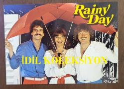 EUROVISION 1984 ŞARKI YARIŞMASI'NA KATILAN İSVİÇRE'Lİ MÜZİK GRUBU RAINY DAY'İN TÜRKİYE'YE GÖNDERDİĞİ FOTOĞRAFLI TANITIM BROŞÜRÜ SETİ - 1 ADET FOTOĞRAF, 1 ADET KARTOSTAL, 6 YAPRAK TANITIM, BİYOGRAFİ SAYFASI ve BEYAZ KLASÖR - FOTOĞRAF 17,5 x 12,5 cm EBADINDA - SAYFALAR  29 x 21 cm  RENKLİ BASIM - KARTPOSTAL 14,5 x 10,5 cm - A SET OF PHOTO BROCHURES SENT TO TURKEY BY THE SWISS MUSIC GROUP RAİNY DAY, WHO PARTICIPATED IN THE EUROVISION SONG CONTEST 1984.