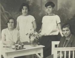 BEYAZ KONSEPT ÇALIŞMA MASASI VE DİĞER KIZLAR ESKİ FOTOĞRAF...