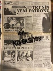 HAFTANIN SESİ GAZETESİ - DOĞUM GÜNÜ HEDİYESİ (TURKİSH - NEWSPAPER) -  1 NİSAN 1988 - SAYI : 14 - TAM TAKIM 12 SAYFADIR -Hülya Avşar-Osman Baysu-Yaşar Kekeva-Hüseyin Emre-Bülent Ersoy-Nilüfer-Coşkun Sabah-Nadir Ermiş-Serpil Çakmaklı-Harika Avcı-Orhan Gencebay-Abdullah Nail Baysu-Bahar Öztan-Sibel Giray-Ümit Besen-Sibel Turnagöl-Kerem Alışık-Anna Aslan-İpek Pınar-Nester Sen-Nurhan Damcıoğlu-Türkan Şoray-Hülya Koçyiğit-Öztürk Serengil-Turgut Özal-Süreyya Duru-Halide Edip-Rutkay Aziz-Cihan Ünal-Hepşen Akar-Ağah Özgüç-Yeşim Gazetepe-Bülent Ersoy-Ersin Demirören-Erdogan Demirören-Tülin Demirören-Özcan Sandıkçıoğlu-Vassilia Mandakis-Süha Özgerimi-Perihan Savaş-Perran Kutman-Nazan Süzer-Lili Garih-Mustafa Süzer-Üzeyir Garih-Semra Özal-Cem Duna-Nükhet Duru-Cahit Bayar-Sibel Egemen-Erol Evgin-Barış Manço-Rıza Silahlıoğlu-Meltem Hakarar-Yılmaz-Ayhan Işık-Selma Güneri-Yusuf Sezgin-Aşkın Tuna-Hüsnü Üstün-Lütfi Güneri-Aysel-Arnold Schwarzenegger-Sylvester Stallone-Cee Berkanth-Mahmut Tuncer-Volkan A