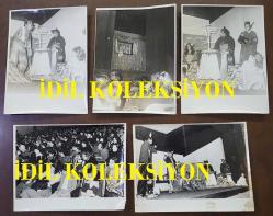 AKBANK ÇOCUK TİYATROSU BÜYÜK BOY ORİJİNAL 5'Lİ FOTOĞRAF SETİ - 24 x 18 cm EBADINDA  - 1980'LER AKBANK ÇOCUK TİYATROSU, BÜLENT KAYABAŞ, SELİM NAŞİT ÖZCAN ve ARKADAŞLARI SAHNEDE ÇOCUKLAR İÇİN OYNARKEN