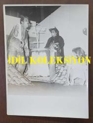 AKBANK ÇOCUK TİYATROSU BÜYÜK BOY ORİJİNAL 5'Lİ FOTOĞRAF SETİ - 24 x 18 cm EBADINDA  - 1980'LER AKBANK ÇOCUK TİYATROSU, BÜLENT KAYABAŞ, SELİM NAŞİT ÖZCAN ve ARKADAŞLARI SAHNEDE ÇOCUKLAR İÇİN OYNARKEN