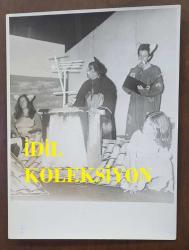 AKBANK ÇOCUK TİYATROSU BÜYÜK BOY ORİJİNAL 5'Lİ FOTOĞRAF SETİ - 24 x 18 cm EBADINDA  - 1980'LER AKBANK ÇOCUK TİYATROSU, BÜLENT KAYABAŞ, SELİM NAŞİT ÖZCAN ve ARKADAŞLARI SAHNEDE ÇOCUKLAR İÇİN OYNARKEN