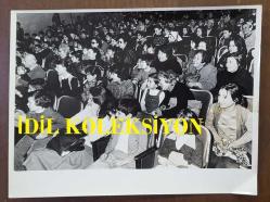 AKBANK ÇOCUK TİYATROSU BÜYÜK BOY ORİJİNAL 5'Lİ FOTOĞRAF SETİ - 24 x 18 cm EBADINDA  - 1980'LER AKBANK ÇOCUK TİYATROSU, BÜLENT KAYABAŞ, SELİM NAŞİT ÖZCAN ve ARKADAŞLARI SAHNEDE ÇOCUKLAR İÇİN OYNARKEN