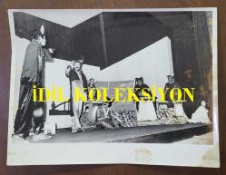 AKBANK ÇOCUK TİYATROSU BÜYÜK BOY ORİJİNAL 5'Lİ FOTOĞRAF SETİ - 24 x 18 cm EBADINDA  - 1980'LER AKBANK ÇOCUK TİYATROSU, BÜLENT KAYABAŞ, SELİM NAŞİT ÖZCAN ve ARKADAŞLARI SAHNEDE ÇOCUKLAR İÇİN OYNARKEN