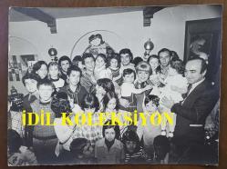 AKBANK ÇOCUK TİYATROSU BÜYÜK BOY ORİJİNAL FOTOĞRAFI - 24 x 18 cm EBADINDA  - 1980'LER AKBANK ÇOCUK TİYATROSU, BÜLENT KAYABAŞ, EROL GÜNAYDIN ve ENVER DEMİRKAN, ÇOCUKLARLA TOPLUCA HATIRA POZU VERİRKEN ÇEKİLMİŞ BİR KARE