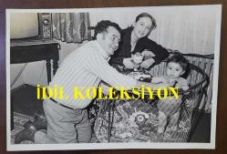 MEHMET NUR BİLGE ZOBU ve NURDAN ZOBU'NUN ORİJİNAL FOTOĞRAFI - 18 x 12 cm EBADINDA  - BİLGE ZOBU ve EŞİ NURDAN ZOBU, ÇOCUKLARIYLA OYNARKEN ÇEKİLMİŞ GÜZEL BİR AİLE FOTOĞRAFI