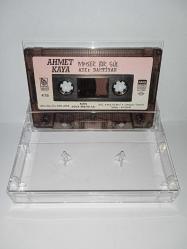 Kaset Ahmet Kaya, iyimser bir gül adı bahtiyar. Kartoneti yok. Orijinal. Dönem Kağıt Baskı. Temiz. Baştan sona dinlendi sorunsuz çalışıyor.