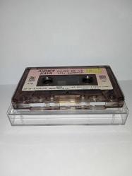 Kaset Ahmet Kaya, iyimser bir gül adı bahtiyar. Kartoneti yok. Orijinal. Dönem Kağıt Baskı. Temiz. Baştan sona dinlendi sorunsuz çalışıyor.