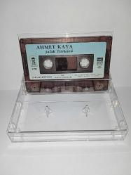 Kaset Ahmet Kaya Şafak türküsü albümü. Kartoneti yok. Orijinal. 1987  Dönem Kağıt Baskı. Baştan sona dinlendi sorunsuz çalışıyor.