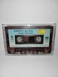 Kaset Ahmet Kaya Şafak türküsü albümü. Kartoneti yok. Orijinal. 1987  Dönem Kağıt Baskı. Baştan sona dinlendi sorunsuz çalışıyor.