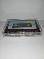 Kaset Ahmet Kaya Şafak türküsü albümü. Kartoneti yok. Orijinal. 1987  Dönem Kağıt Baskı. Baştan sona dinlendi sorunsuz çalışıyor.