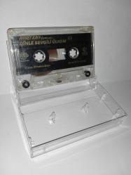 Kaset Ahmet Kaya dinle sevgili ülkem 2 albümü. Kartoneti yok. Orijinal. Baştan sona dinlendi sorunsuz çalışıyor.
