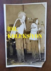 ATİLLA TÜRKÖZ'ÜN ORİJİNAL FOTOĞRAFI - 18 x 12 cm EBADINDA - ATİLLA TÜRKÖZ ''İBİBİKLER'' KOMEDİSİNDE SAHNE ALIRKEN ÇEKİLMİŞ BİR KARE