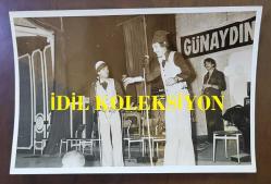 ATİLLA TÜRKÖZ'ÜN ORİJİNAL FOTOĞRAFI - 18 x 12 cm EBADINDA - ATİLLA TÜRKÖZ ''İBİBİKLER'' KOMEDİSİNDE SAHNE ALIRKEN ÇEKİLMİŞ BİR KARE (GÜNAYDIN GAZETESİ ETKİNLİĞİ)