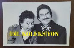 ATİLLA TÜRKÖZ'ÜN ORİJİNAL FOTOĞRAFI - 14 x 9 cm EBADINDA - ATİLLA TÜRKÖZ ''EDİ İLE BÜDÜ'' TİPLEMESİNDEKİ ARKADAŞI MURAT ŞAHİN İLE