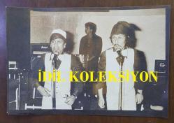 ATİLLA TÜRKÖZ'ÜN AJANS-BASIN FOTOĞRAFI (KAĞIT BASKI) - 18 x 12 cm EBADINDA - ATİLLA TÜRKÖZ ''İBİBİKLER'' KOMEDİSİNDE SAHNE ALIRKEN ÇEKİLMİŞ BİR KARE. 20 HAZİRAN 1977