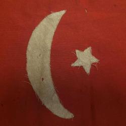 ÇOK ESKİ TÖRENLERDE ASMA BAYRAĞI. EL DİKİMİDİR. NADİR.