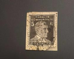 Türk Pulu - Turkish Stamp - Mektup Zarfından Kesilmiş / Postadan Geçmiş Pul Filateli -  DAMGALI - ATATÜRK TEMALI PUL ,  5 KURUŞ - Türkiye Cumhuriyeti - NOSTALJİK DOĞUM GÜNÜ HEDİYESİ