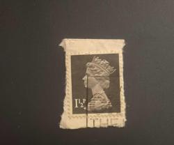 İngiltere Pulu - England Stamp - Mektup Zarfından Kesilmiş / Postadan Geçmiş Pul Filateli - KRALİÇE II. ELIZABETH TEMALI PUL, 1 1/2 PARA - YABANCI PULLAR - NOSTALJİK DOĞUM GÜNÜ HEDİYESİ