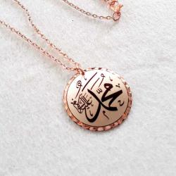 Bakır Elişçilikli Kolye. Arapça hat yazısıyla Muhammed Yazılıdır. Üzeri gümüşlüdür. MHM-1