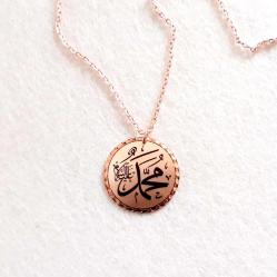 Bakır Elişçilikli Kolye. Arapça hat yazısıyla Muhammed Yazılıdır. Üzeri gümüşlüdür. MHM-1