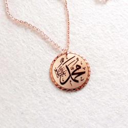 Bakır Elişçilikli Kolye. Arapça hat yazısıyla Muhammed Yazılıdır. Üzeri gümüşlüdür. MHM-1