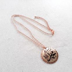 Bakır Elişçilikli Kolye. Arapça hat yazısıyla Muhammed Yazılıdır. Üzeri gümüşlüdür. MHM-1