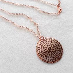 Bakır Elişçilikli Kolye. Arapça hat yazısıyla Esma Ül Hüsna Yazılıdır. Üzeri gümüşlüdür. ESM-1