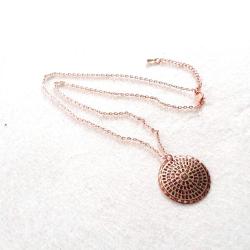 Bakır Elişçilikli Kolye. Arapça hat yazısıyla Esma Ül Hüsna Yazılıdır. Üzeri gümüşlüdür. ESM-1