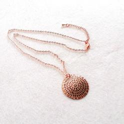 Bakır Elişçilikli Kolye. Arapça hat yazısıyla Esma Ül Hüsna Yazılıdır. Üzeri gümüşlüdür. ESM-1