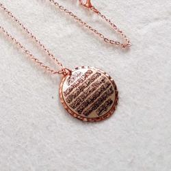 Bakır Elişçilikli Kolye. Arapça hat yazısıyla Ayet El Kürsi Yazılıdır. Üzeri gümüşlüdür.AYT-1