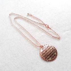 Bakır Elişçilikli Kolye. Arapça hat yazısıyla Ayet El Kürsi Yazılıdır. Üzeri gümüşlüdür.AYT-1