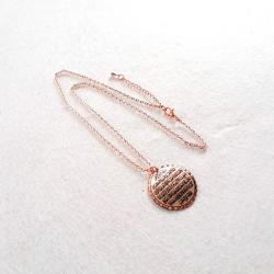 Bakır Elişçilikli Kolye. Arapça hat yazısıyla Ayet El Kürsi Yazılıdır. Üzeri gümüşlüdür.AYT-1