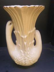 PORSELEN KUĞU KABARTMALI VİNTAGE VAZO