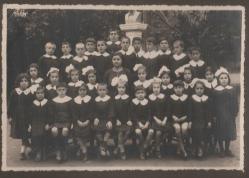 1937 YILI İSTANBUL BEBEK İLKOKULU 3. SINIF SİYAH ÖNLÜKLÜ ĞRENCİLER GÖRSELLİ PASPARTULU ÇOK NADİR SİYAH BEYAZ FOTOĞRAF  - 24*30 CM