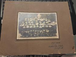 1937 YILI İSTANBUL BEBEK İLKOKULU 3. SINIF SİYAH ÖNLÜKLÜ ĞRENCİLER GÖRSELLİ PASPARTULU ÇOK NADİR SİYAH BEYAZ FOTOĞRAF  - 24*30 CM