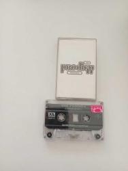 The Prodigy – Experience 1997 Türkiye Baskı Kaset A1 Jericho 3:42 A2 Music Reach (1/2/3/4) 4:12 A3 Wind It Up 4:33 A4 Your Love (Remix) 5:30 A5 Hyperspeed (G-Force Part 2) 5:16 A6 Charly (Trip Into Drum And Bass Version) 5:12 B1 Out Of Space 4:58 B2 Everybody In The Place (155 And Rising) 4:10 B3 Weather Experience 8:06 B4 Fire (Sunrise Version) 4:57 B5 Ruff In The Jungle Bizness 5:10 B6 Death Of The Prodigy Dancers (Live) 3:43