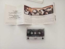 The Prodigy – Experience 1997 Türkiye Baskı Kaset A1 Jericho 3:42 A2 Music Reach (1/2/3/4) 4:12 A3 Wind It Up 4:33 A4 Your Love (Remix) 5:30 A5 Hyperspeed (G-Force Part 2) 5:16 A6 Charly (Trip Into Drum And Bass Version) 5:12 B1 Out Of Space 4:58 B2 Everybody In The Place (155 And Rising) 4:10 B3 Weather Experience 8:06 B4 Fire (Sunrise Version) 4:57 B5 Ruff In The Jungle Bizness 5:10 B6 Death Of The Prodigy Dancers (Live) 3:43