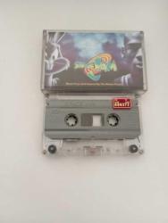 Space Jam Film Müzikleri , Soundtrack , Bugs Bunny , Michael Jordan (Music From And Inspired By The Motion Picture) 1996 Türkiye Baskı Kaset Seal– Fly Like An Eagle 4:16 Coolio– The Winner 4:03 Quad City DJ's– Space Jam 5:07 R.Kelly*– I Believe I Can Fly 5:22 B Real*, Busta Rhymes, Coolio, LL Cool J & Method Man– Hit 'Em High (The Monstars Anthem) 4:17 D'Angelo– I Found My Smile Again 6:16 Monica– For You I Will 4:57 Salt-N-Pepa*– Upside Down ('Round-N-'Round) 4:16 Robin S.– Givin' U All That I've Got 4:03 Barry White & Chris Rock– Basketball Jones 5:40 All-4-One– I Turn To You 4:54 R. Kelly– All Of My Days 4:02 Spin Doctors, Biz Markie– That's The Way (I Like It) 3:50 Bugs Bunny– Buggin' 4:15