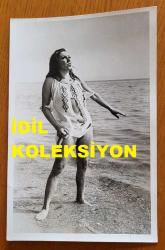 ŞANTÖZ AYLİN'İN (GÜLER) ORİJİNAL FOTOĞRAFI - 18 x 12 cm EBADINDA - ŞANTÖZ AYLİN, DENİZ KENARINDA KADRAJA POZ VERİRKEN ÇEKİLMİŞ BİR KARE