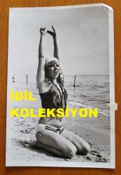 ŞANTÖZ AYLİN'İN (GÜLER) ORİJİNAL FOTOĞRAFI - 18 x 12 cm EBADINDA - ŞANTÖZ AYLİN, DENİZ KENARINDA KADRAJA POZ VERİRKEN ÇEKİLMİŞ BİR KARE