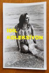 ŞANTÖZ AYLİN'İN (GÜLER) ORİJİNAL FOTOĞRAFI - 18 x 12 cm EBADINDA - ŞANTÖZ AYLİN, DENİZ KENARINDA KADRAJA POZ VERİRKEN ÇEKİLMİŞ BİR KARE